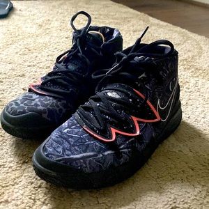 Boys Basketball Shoes. Great shape